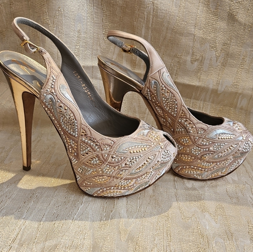 Embroidered Gold and Beige Beaded stilettos. Open Toe. Size 6 - Picture 12 of 13